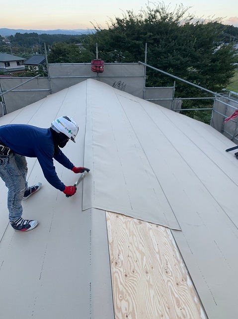 スレート屋根から横暖ルーフを使った屋根カバー工事を行いました！川口市屋根カバー工事　横暖ルーフαｓ　ニチハ　センタールーフ　スレートボロボロ　ガルバリウム鋼板　